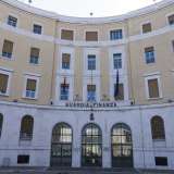 Non ci resta ora per completezza che andare a �visitare� gli ultimi edifici monumentali di corso Vittorio Veneto. Il primo � la caserma �Macchi� della Guardia di Finanza: progettata nel 1933 dall�architetto Saverio Dioguardi ha una particolare struttura concava ed � di colore bianco e giallo ocra (foto di Gennaro Gargiulo)